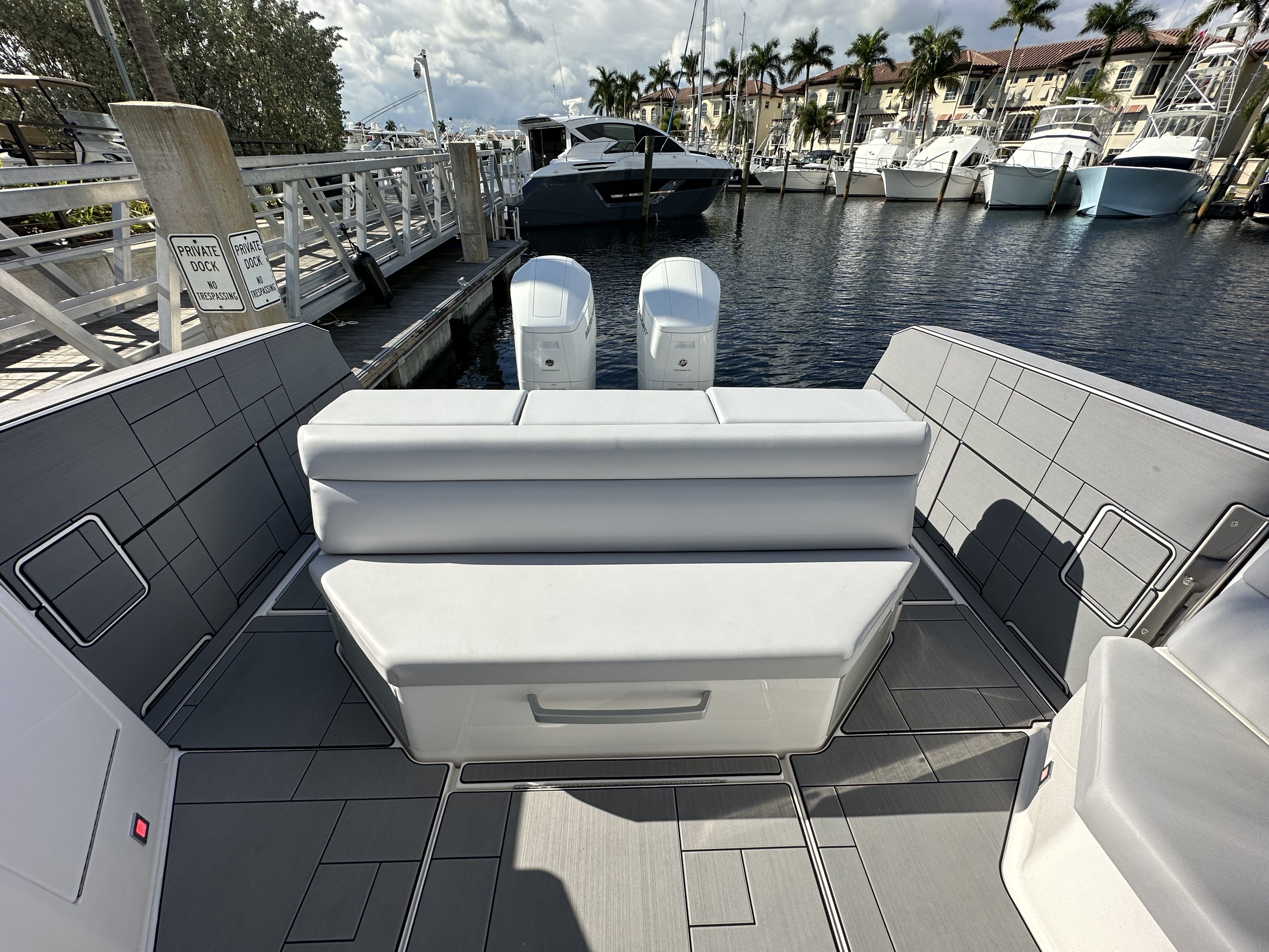 2023 Aviara
                                                             AV40 Outboard Image Thumbnail #5