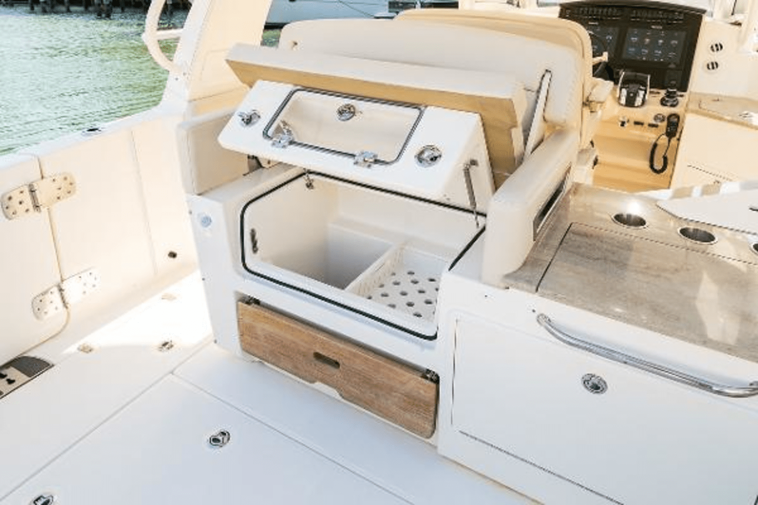 2019 Boston Whaler
                                                             350 Realm Image Thumbnail #15