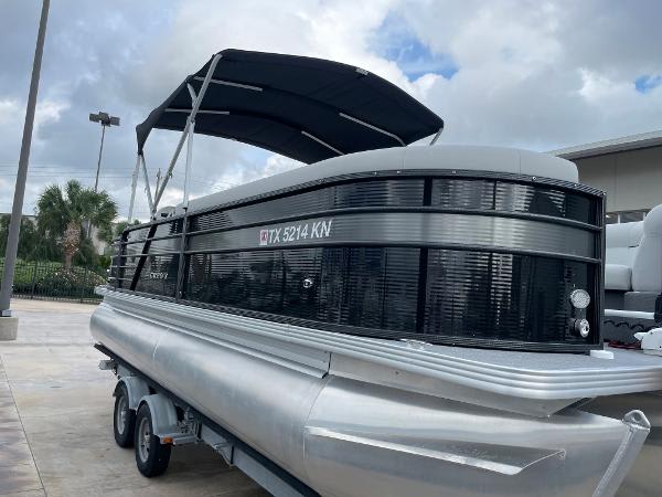 2022 Crest
                                                             Classic LX Fish 220 Image Thumbnail #3
