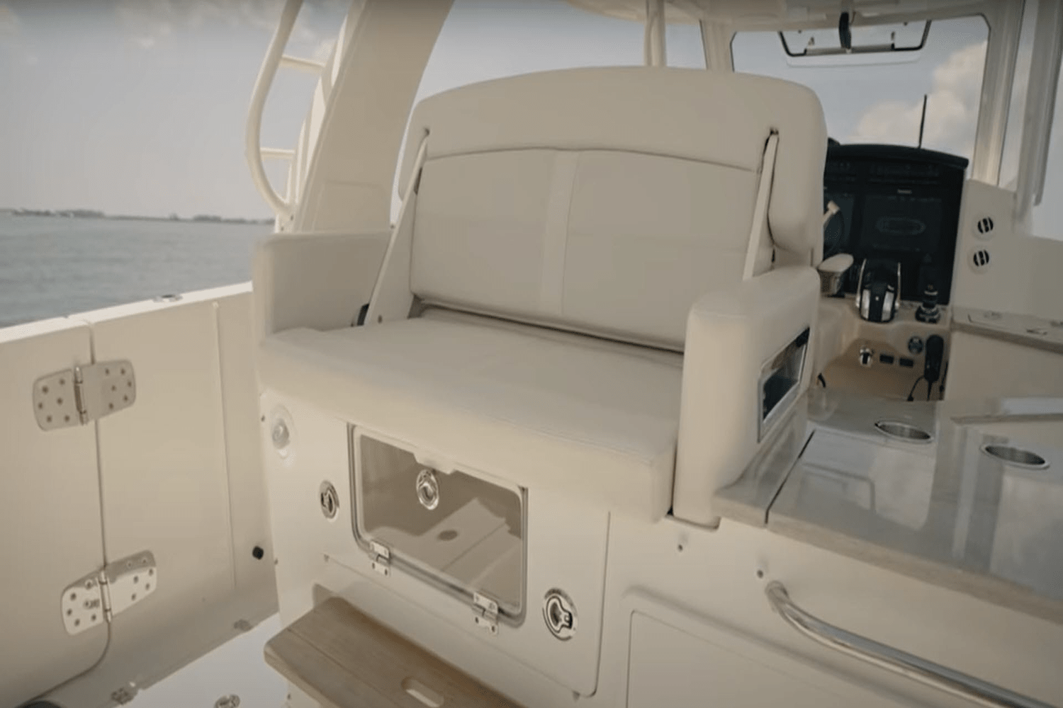 2020 Boston Whaler
                                                             350 Realm Image Thumbnail #14