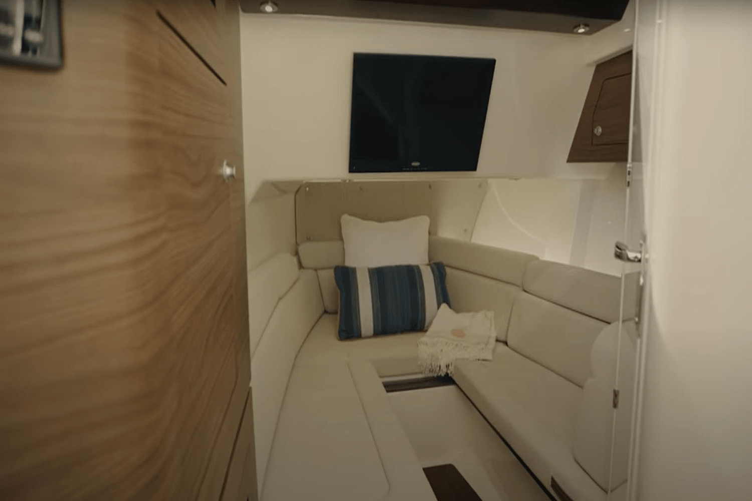 2020 Boston Whaler
                                                             350 Realm Image Thumbnail #16