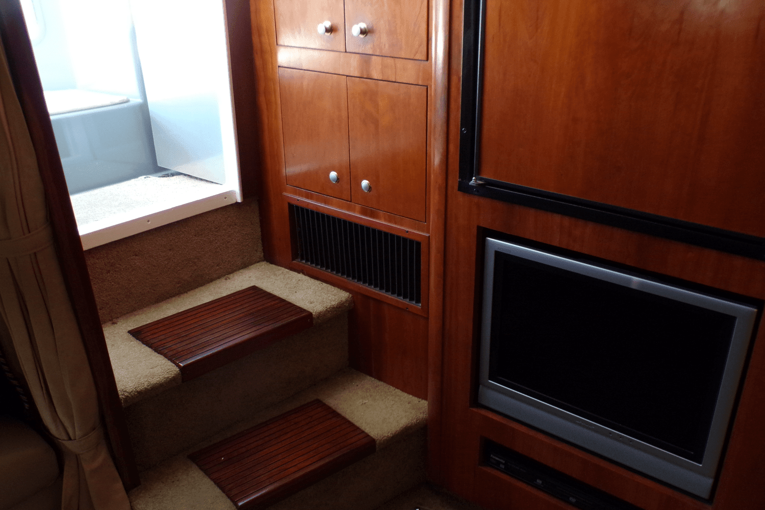 2005 Cruisers Yachts 370 EXPRESS Image Thumbnail #34