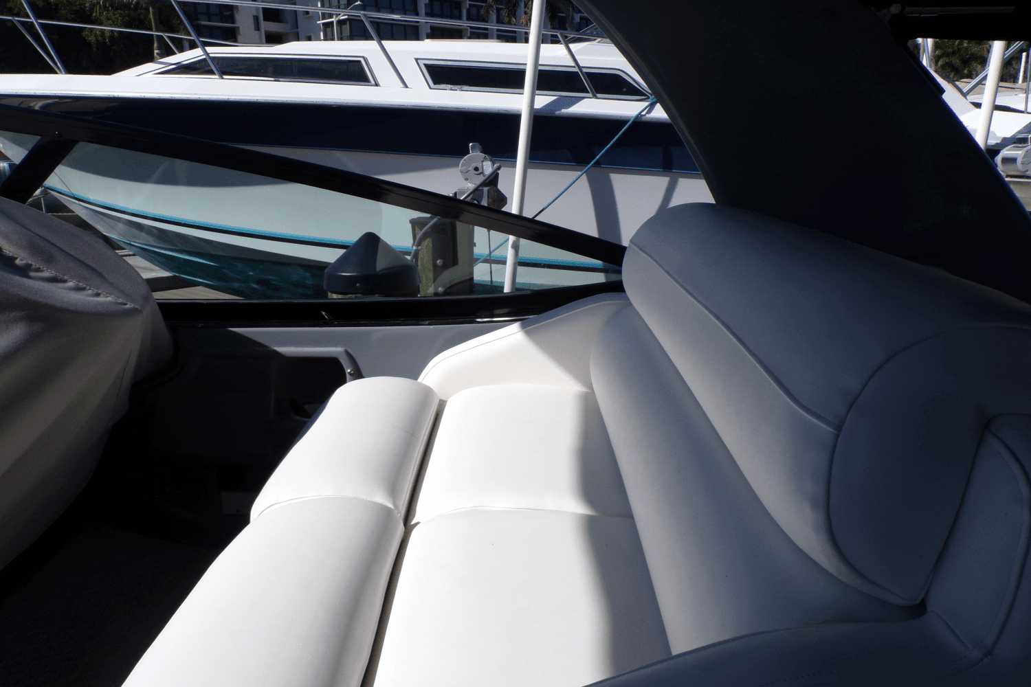 2005 Cruisers Yachts 370 EXPRESS Image Thumbnail #36