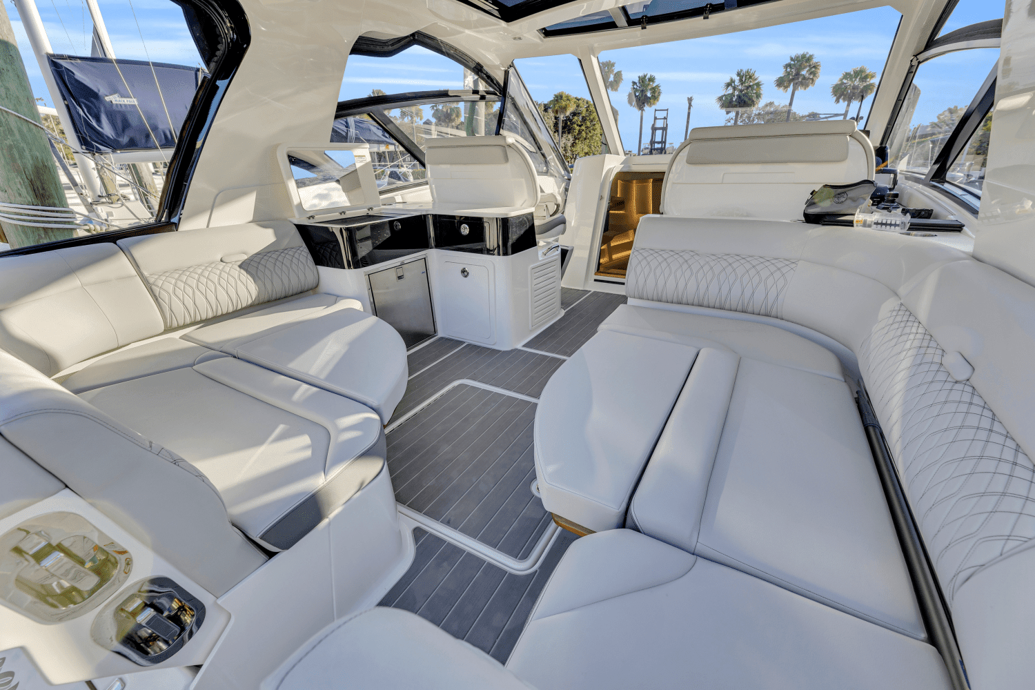 2023 Sea Ray 370 SUNDANCER OUTBOARD Image Thumbnail #7