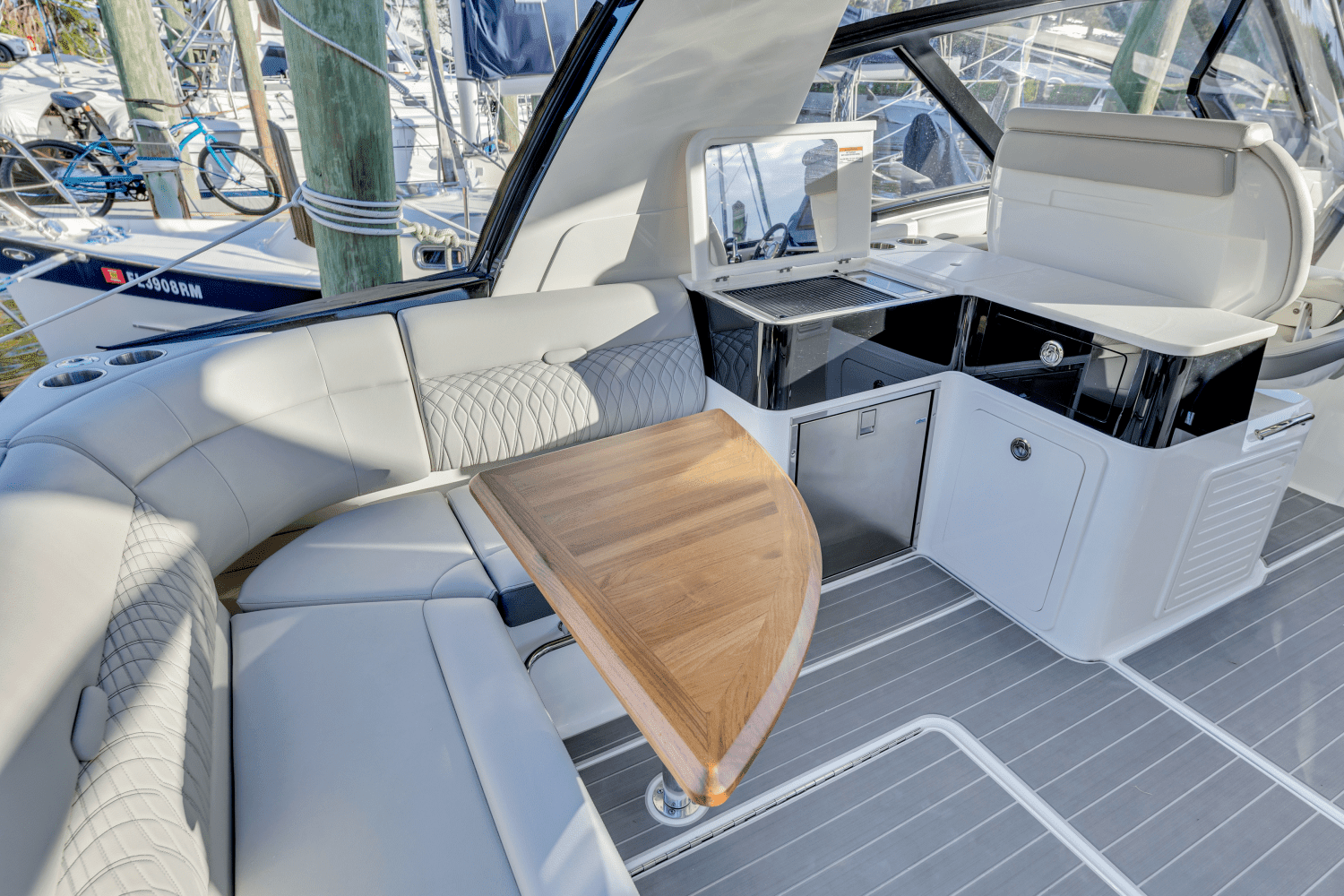 2023 Sea Ray 370 SUNDANCER OUTBOARD Image Thumbnail #54