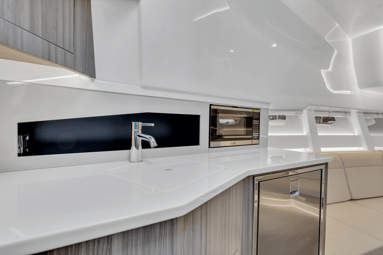 2023 Sea Ray 370 SUNDANCER OUTBOARD Image Thumbnail #24