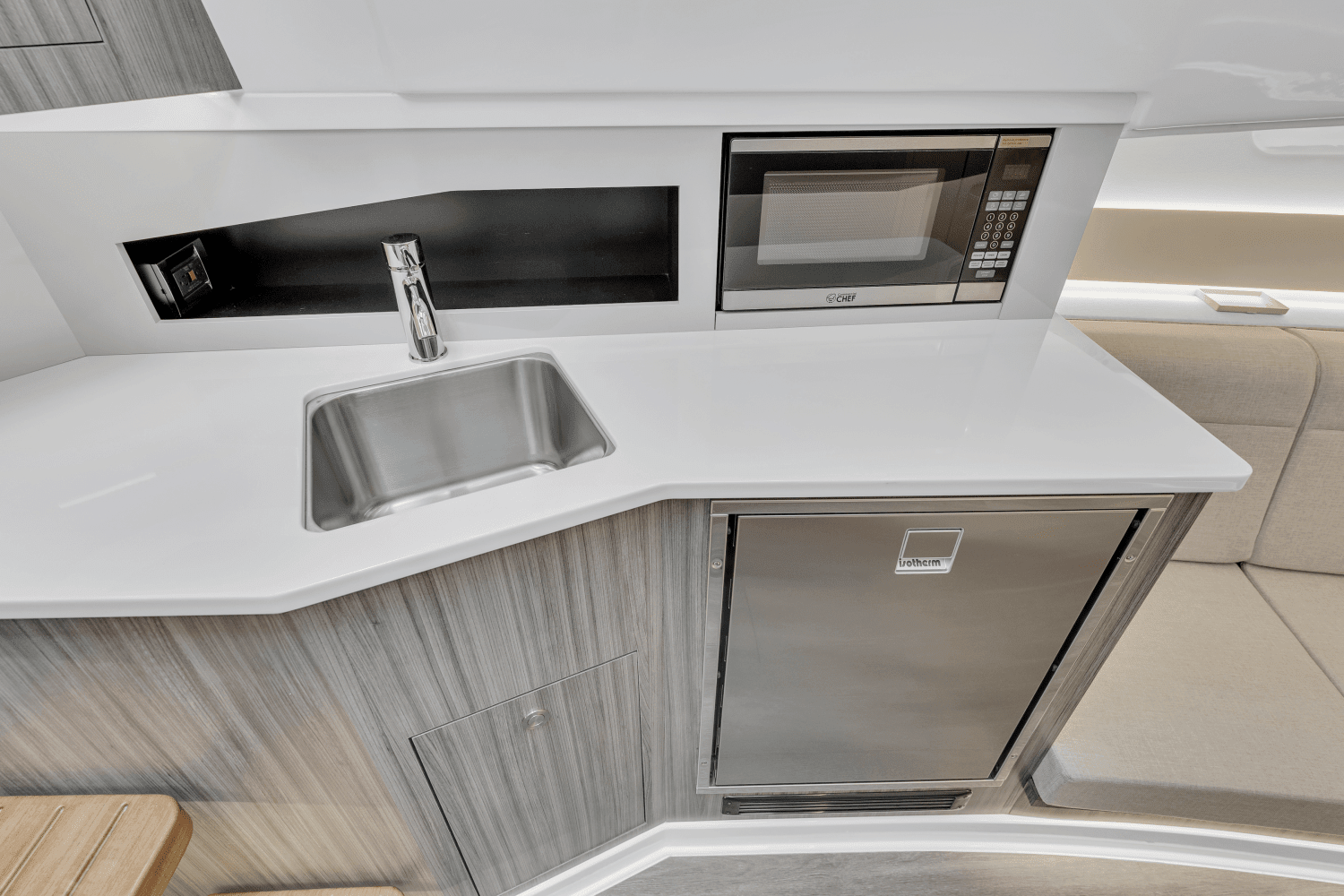 2023 Sea Ray 370 SUNDANCER OUTBOARD Image Thumbnail #16