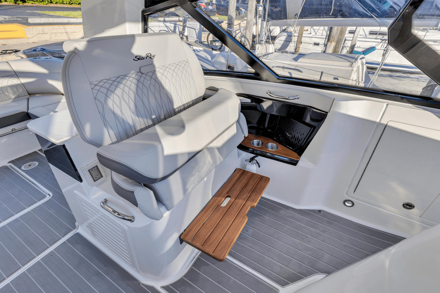 2023 Sea Ray 370 SUNDANCER OUTBOARD Image Thumbnail #60