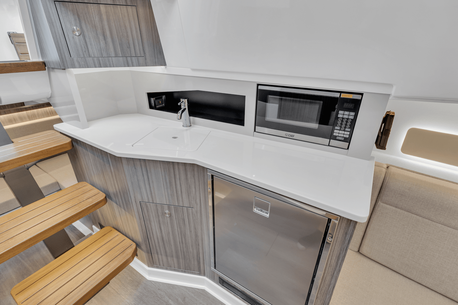 2023 Sea Ray 370 SUNDANCER OUTBOARD Image Thumbnail #15