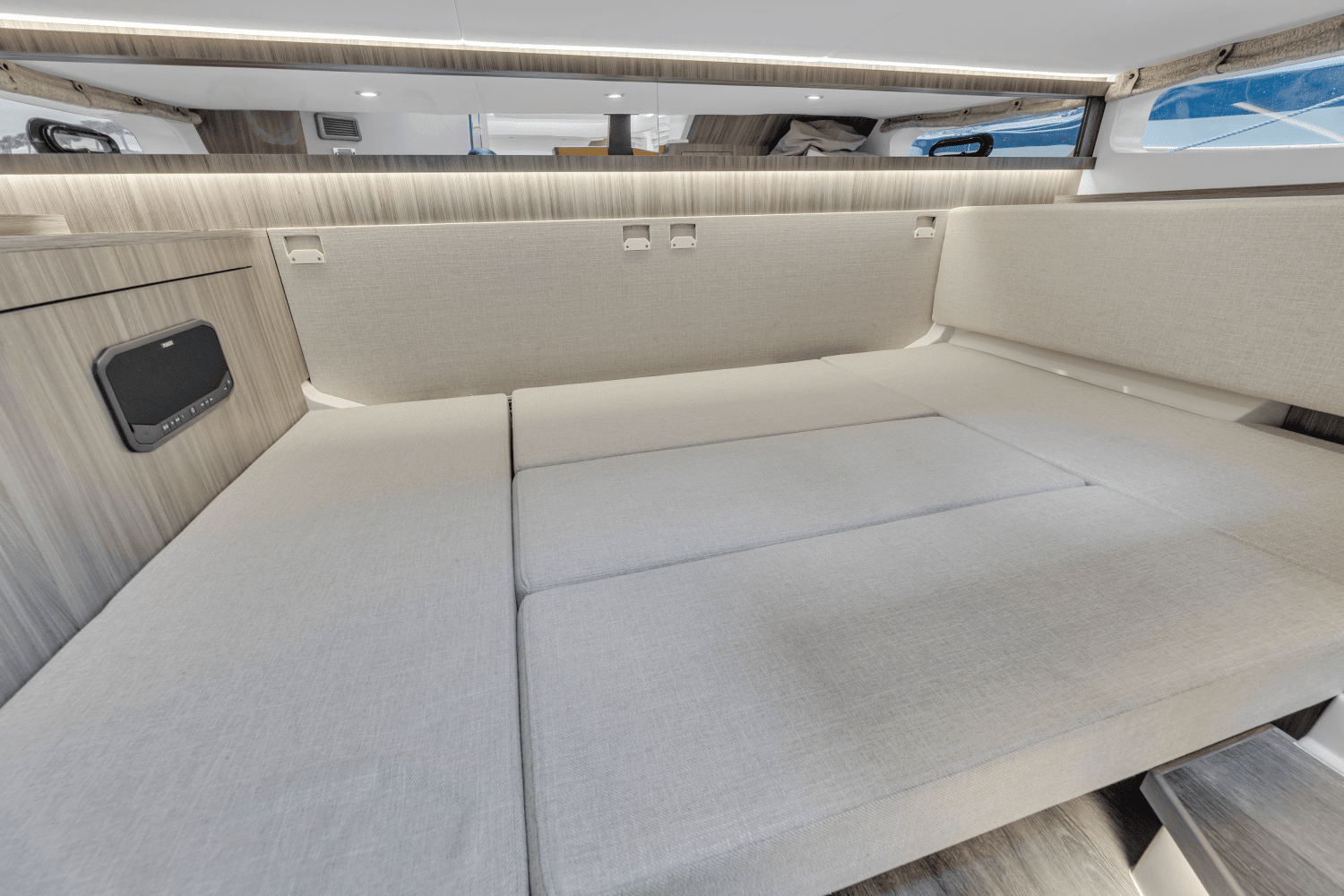 2023 Sea Ray 370 SUNDANCER OUTBOARD Image Thumbnail #50