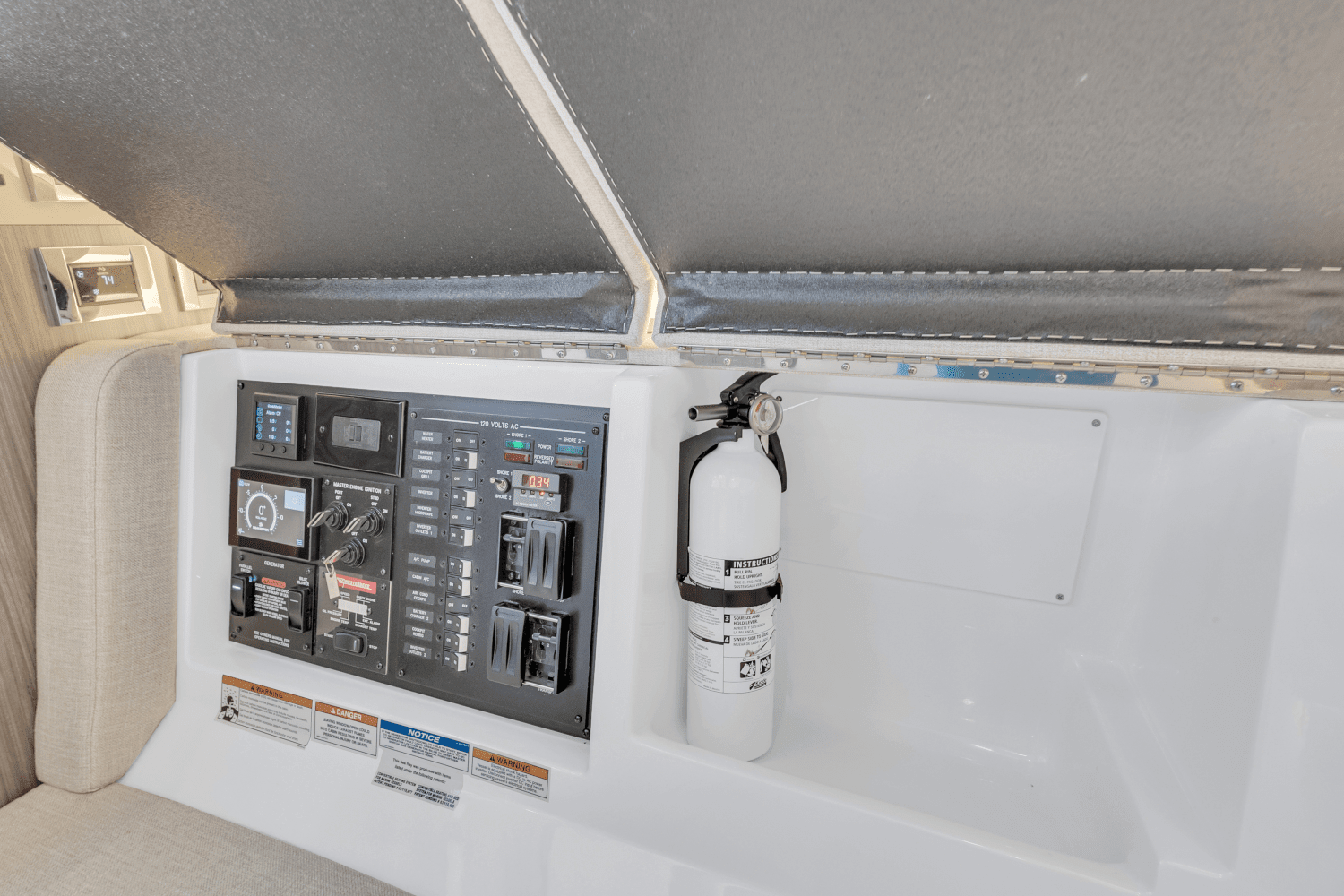 2023 Sea Ray 370 SUNDANCER OUTBOARD Image Thumbnail #36