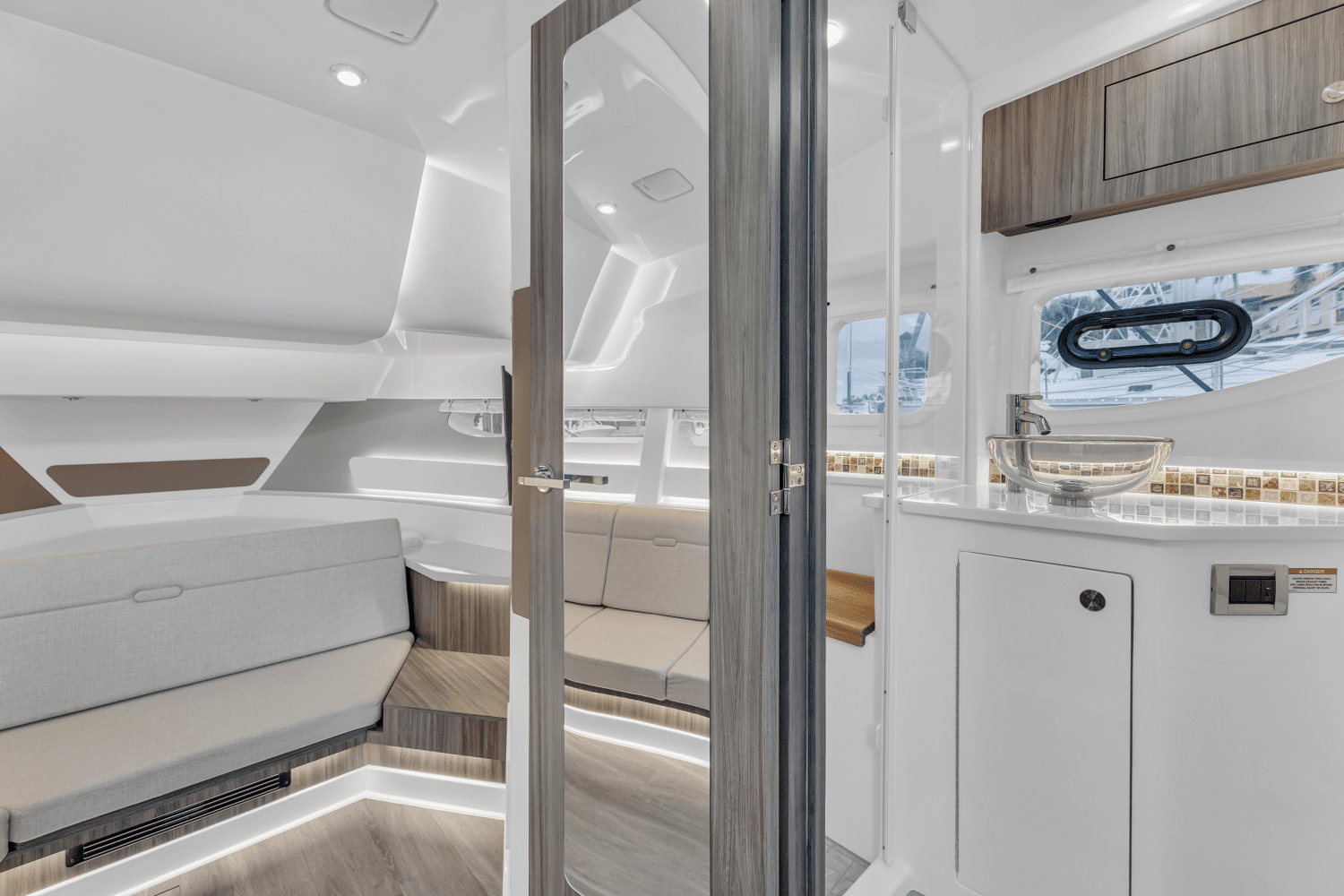2023 Sea Ray 370 SUNDANCER OUTBOARD Image Thumbnail #28