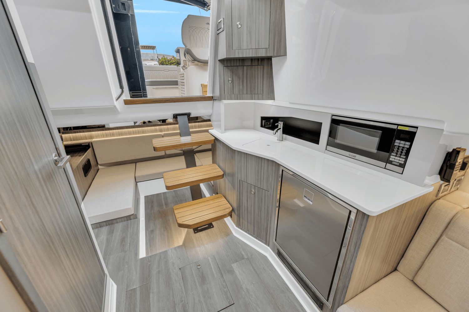 2023 Sea Ray 370 SUNDANCER OUTBOARD Image Thumbnail #39
