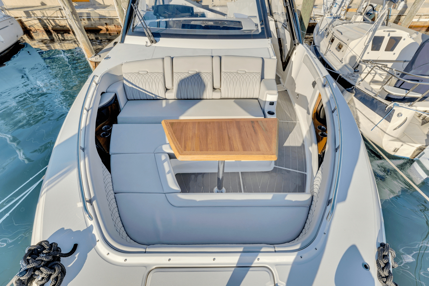 2023 Sea Ray 370 SUNDANCER OUTBOARD Image Thumbnail #9