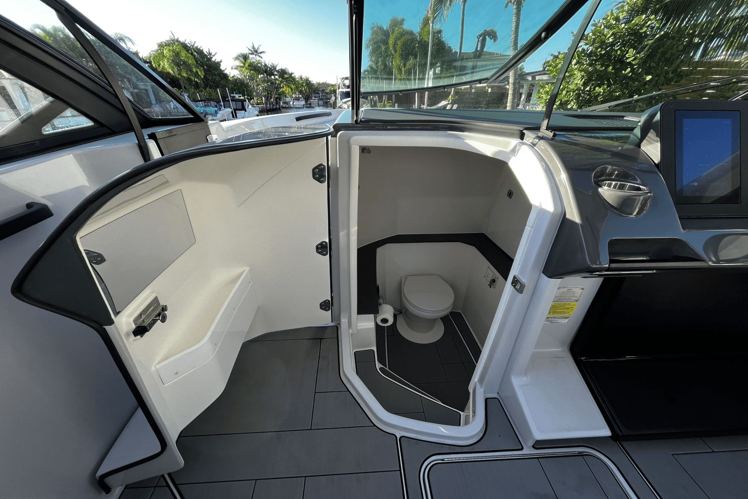 2023 Aviara AV32 Outboard Image Thumbnail #18