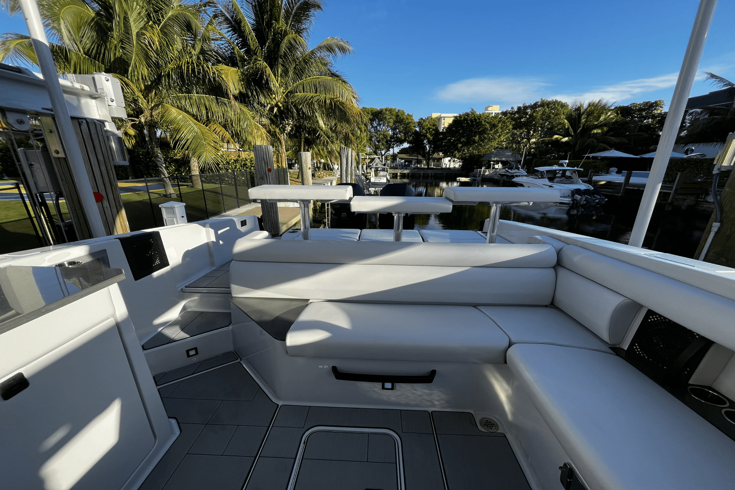 2023 Aviara AV32 Outboard Image Thumbnail #11